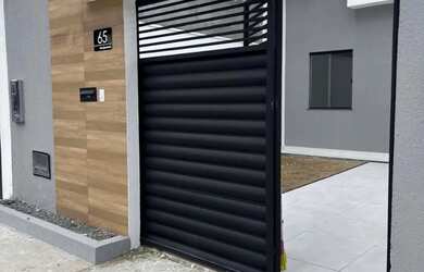 Imagem: A casa possui 2 Dormitórios, 2 Banheiros, 2 Vagas na garagem