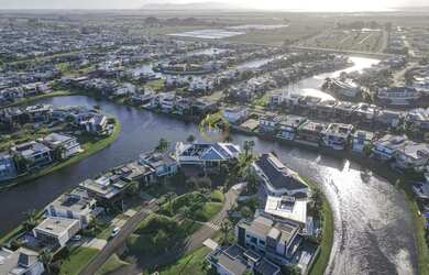 Imagem: A casa em condomínio possui 5 Dormitórios, 5 Banheiros, 2