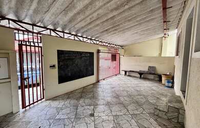 Imagem: A casa possui 3 Dormitórios, 1 Banheiro, 2 Vagas na garagem