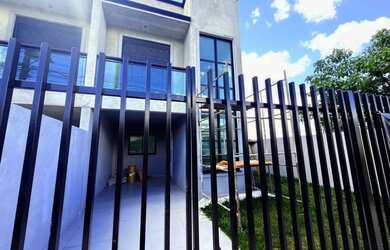 Imagem: A casa possui 3 Dormitórios, 1 Banheiro, 2 Vagas na garagem