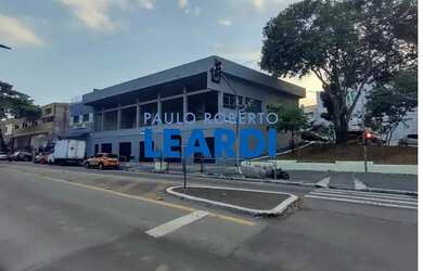 Imagem: O depósito possui 4 Vagas na garagem, 904m² de Área e está