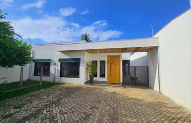 Imagem: A casa possui 2 Dormitórios, 3 Banheiros, 3 Vagas na garagem