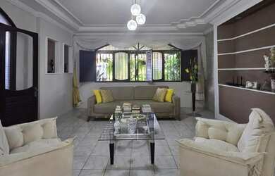 Imagem: A casa possui 4 Dormitórios, 3 Banheiros, 2 Vagas na garagem