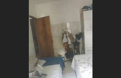 Imagem: A casa possui 2 Dormitórios, 1 Banheiro, 1 Vaga na garagem