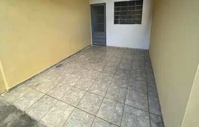 Imagem: A casa possui 2 Dormitórios, 1 Banheiro, 1 Vaga na garagem