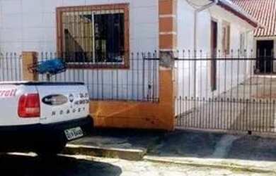 Imagem: A casa possui 4 Dormitórios, 3 Banheiros, 2 Vagas na garagem