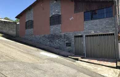 Imagem: A casa possui 2 Dormitórios, 2 Banheiros, 2 Vagas na garagem