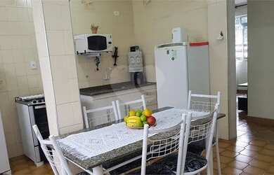 Imagem: O apartamento possui 3 Dormitórios, 1 Banheiro, 1 Vaga na garagem