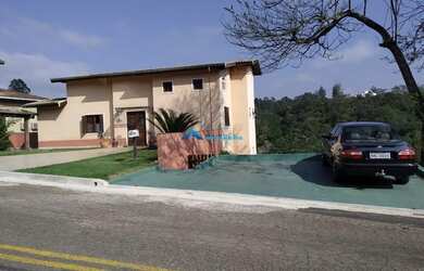 Imagem: A casa possui 5 Dormitórios, 5 Banheiros, 4 Vagas na garagem