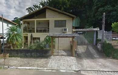 Imagem: A casa possui 5 Dormitórios, 2 Banheiros, 2 Vagas na garagem