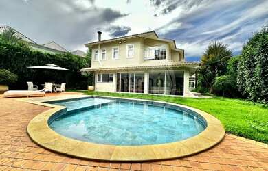 Imagem: A casa em condomínio possui 4 Dormitórios, 5 Banheiros, 2