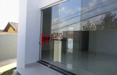 Imagem: A casa possui 3 Dormitórios, 1 Banheiro, 2 Vagas na garagem