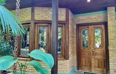 Imagem: A casa possui 5 Dormitórios, 5 Banheiros, 2 Vagas na garagem