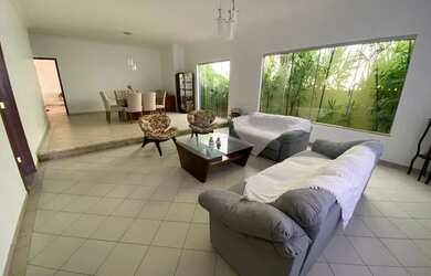 Imagem: A casa possui 4 Dormitórios, 3 Banheiros, 3 Vagas na garagem