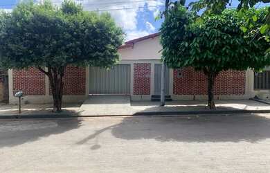 Imagem: A casa possui 3 Dormitórios, 2 Banheiros, 3 Vagas na garagem