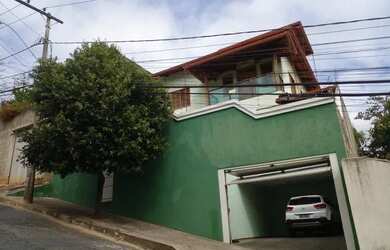 Imagem: A casa possui 5 Dormitórios, 2 Banheiros, 4 Vagas na garagem