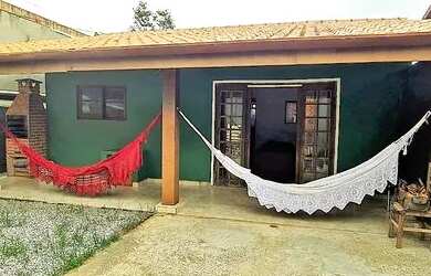 Imagem: A casa possui 2 Dormitórios, 1 Banheiro, 2 Vagas na garagem