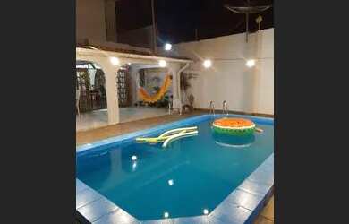 Imagem: A casa possui 4 Dormitórios, 5 Banheiros, 4 Vagas na garagem