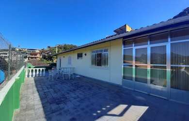 Imagem: A casa à venda possui 5 Dormitórios, 4 Banheiros, 3 Vagas