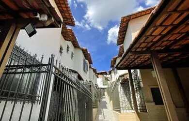 Imagem: A casa possui 3 Dormitórios, 1 Banheiro, 1 Vaga na garagem