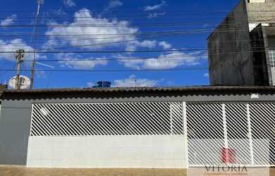 Imagem: A casa possui 3 Dormitórios, 1 Banheiro, 2 Vagas na garagem