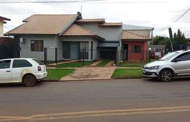 Imagem: A casa possui 3 Dormitórios, 2 Banheiros, 2 Vagas na garagem