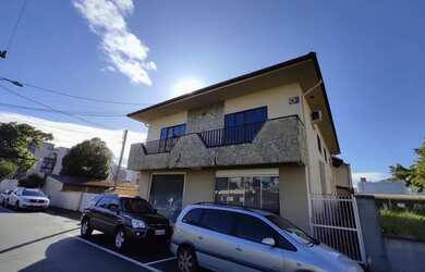 Imagem: A casa possui 4 Dormitórios, 3 Banheiros, 3 Vagas na garagem