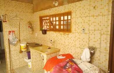 Imagem: A casa possui 2 Dormitórios, 1 Banheiro, 1 Vaga na garagem