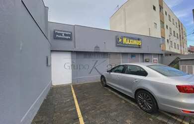 Imagem: O depósito possui 3 Vagas na garagem e 144m² de Área e está