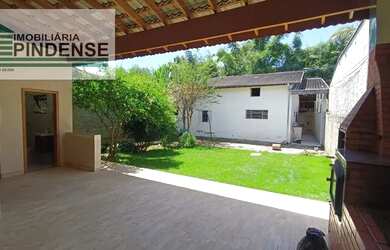 Imagem: A casa possui 2 Dormitórios, 1 Banheiro, 2 Vagas na garagem