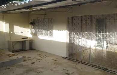 Imagem: A casa possui 3 Dormitórios, 2 Banheiros, 1 Vaga na garagem