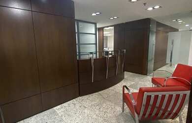 Imagem: O depósito possui 4 Vagas na garagem e 250m² de Área e está