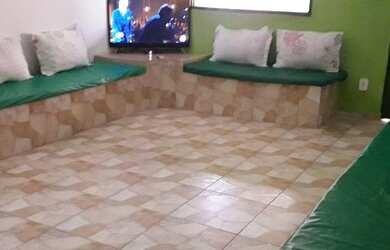 Imagem 5: Feriados Cabo Frio Praia do Pero. Casa na rua atrás da Praia do Pero