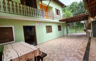 Imagem: A casa possui 5 Dormitórios, 5 Banheiros, 5 Vagas na garagem