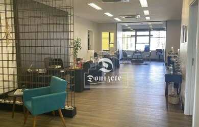 Imagem: O depósito possui 2 Vagas na garagem, 141m² de Área e está