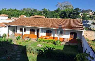 Imagem: A casa possui 5 Dormitórios, 1 Banheiro, 3 Vagas na garagem