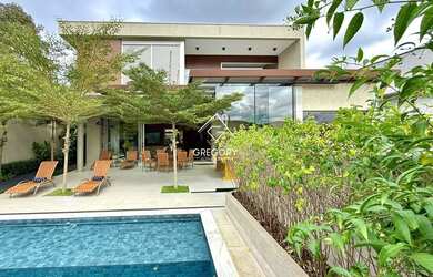 Imagem: A casa possui 4 Dormitórios, 5 Banheiros, 4 Vagas na garagem