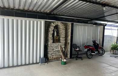 Imagem: A casa possui 4 Dormitórios, 3 Banheiros, 4 Vagas na garagem