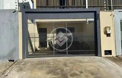 Imagem: A casa possui 2 Dormitórios, 2 Banheiros, 2 Vagas na garagem