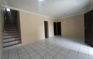 Imagem: A casa possui 3 Dormitórios, 3 Banheiros, 3 Vagas na garagem