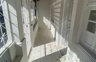 Imagem: A casa possui 2 Dormitórios e 1 Banheiro e está localizado