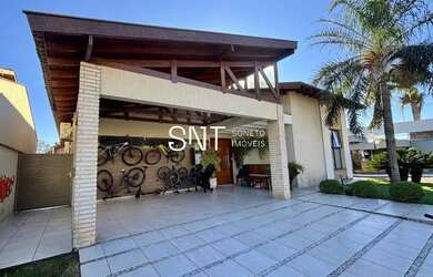 Imagem: A casa em condomínio possui 3 Dormitórios, 4 Banheiros, 240m²