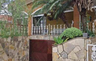 Imagem: A casa possui 3 Dormitórios, 5 Banheiros, 5 Vagas na garagem