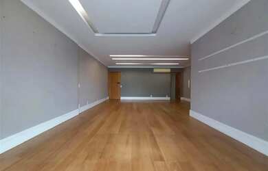 Imagem: O apartamento possui 4 Dormitórios, 2 Banheiros, 3 Vagas na