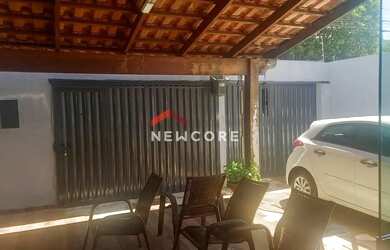 Imagem: A casa possui 5 Dormitórios, 2 Banheiros, 4 Vagas na garagem