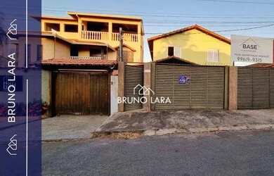 Imagem: A casa possui 2 Dormitórios, 1 Banheiro, 2 Vagas na garagem