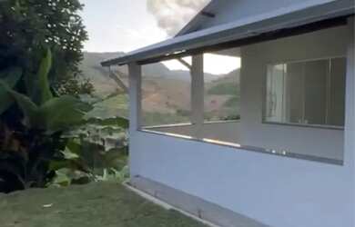 Imagem: A casa possui 3 Dormitórios, 2 Banheiros, 5 Vagas na garagem