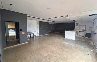 Imagem: O depósito possui 5 Vagas na garagem, 677m² de Área e está