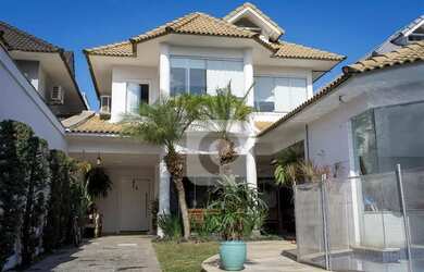 Imagem: A casa em condomínio possui 4 Dormitórios, 3 Banheiros, 4