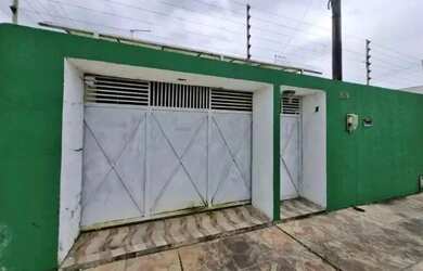 Imagem: A casa possui 3 Dormitórios, 2 Banheiros, 2 Vagas na garagem